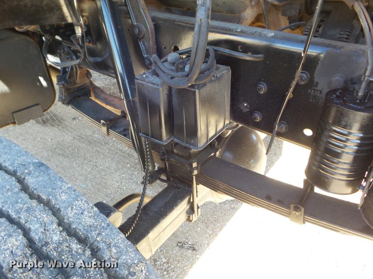 image for item DA5119 1995 Ford F700 flatbed truck