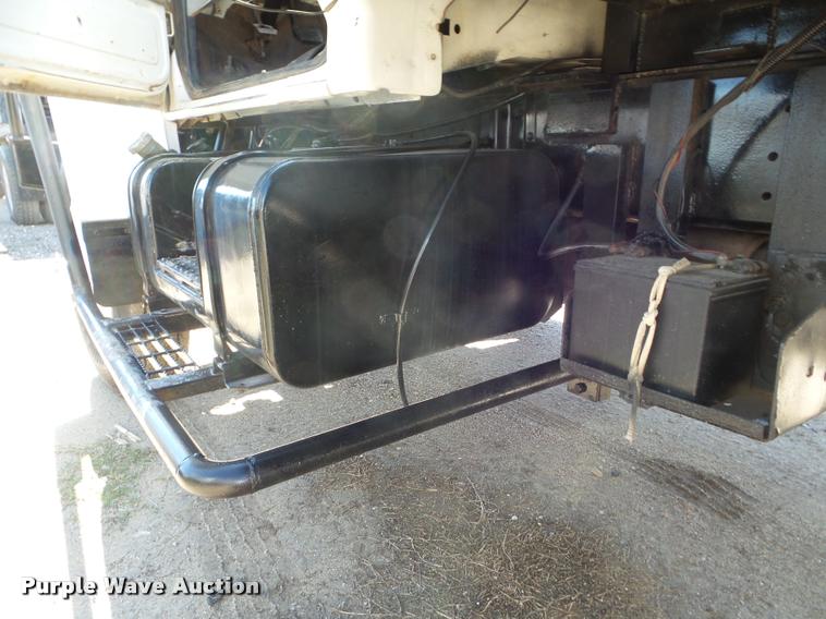 image for item DA5119 1995 Ford F700 flatbed truck