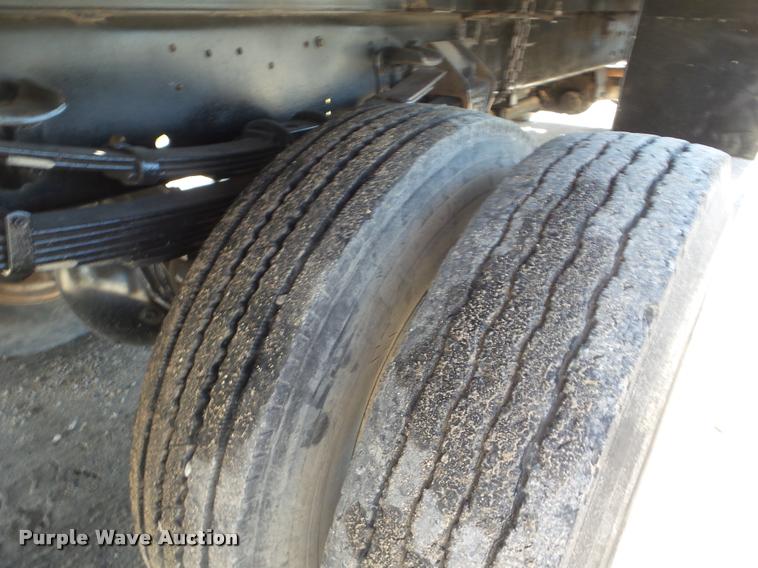 image for item DA5119 1995 Ford F700 flatbed truck