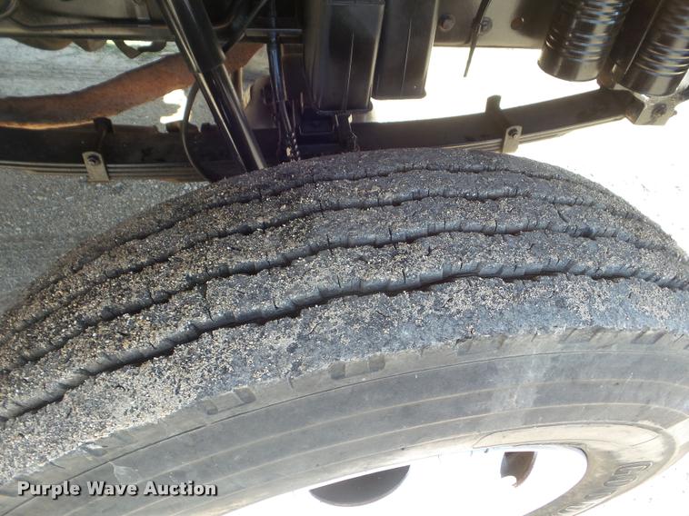 image for item DA5119 1995 Ford F700 flatbed truck