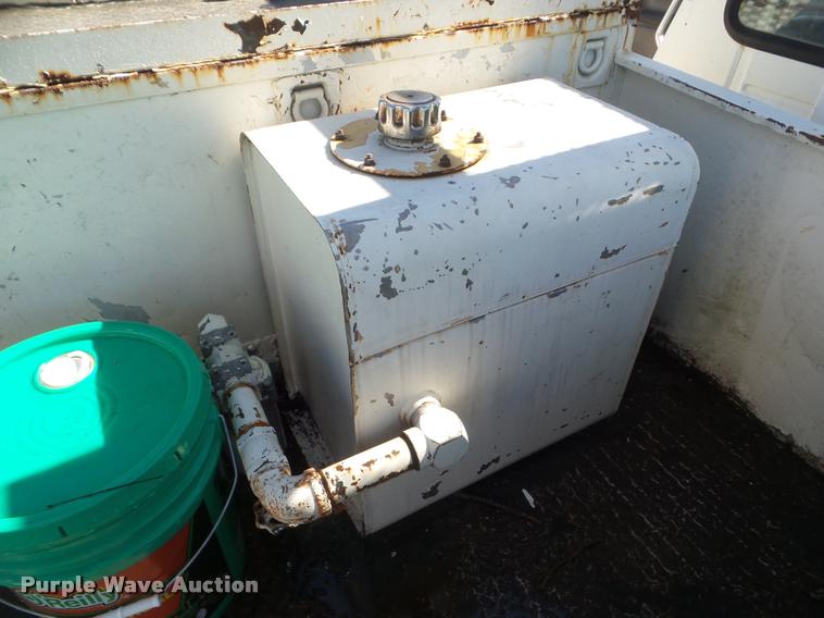 image for item DA5120 1995 Ford F800 Super Duty bucket truck