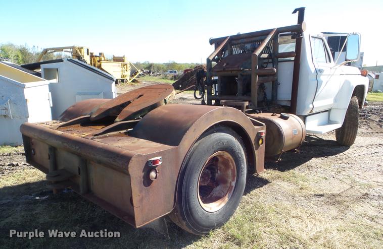 image for item DA5149 1976 Ford F700 winch truck