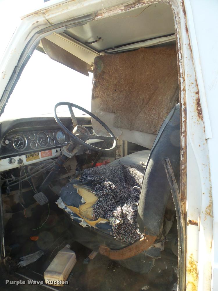 image for item DA5149 1976 Ford F700 winch truck