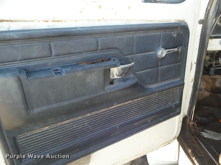 image for item DA5149 1976 Ford F700 winch truck