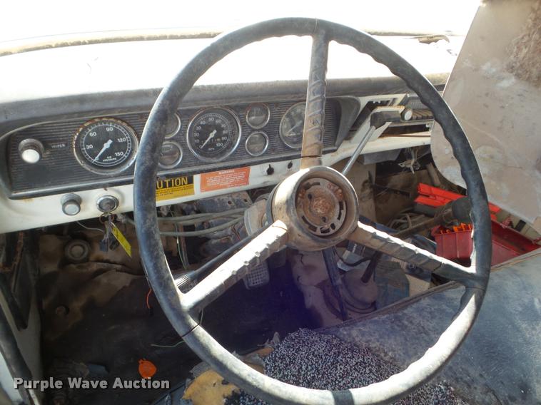 image for item DA5149 1976 Ford F700 winch truck