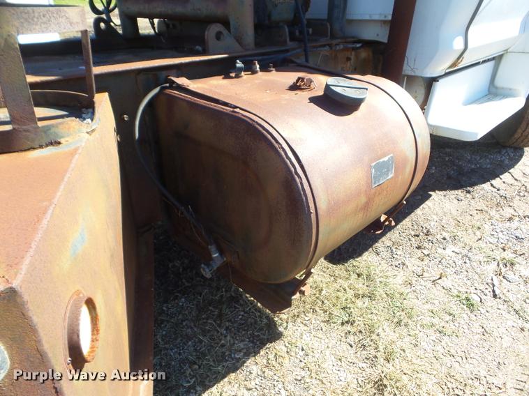 image for item DA5149 1976 Ford F700 winch truck