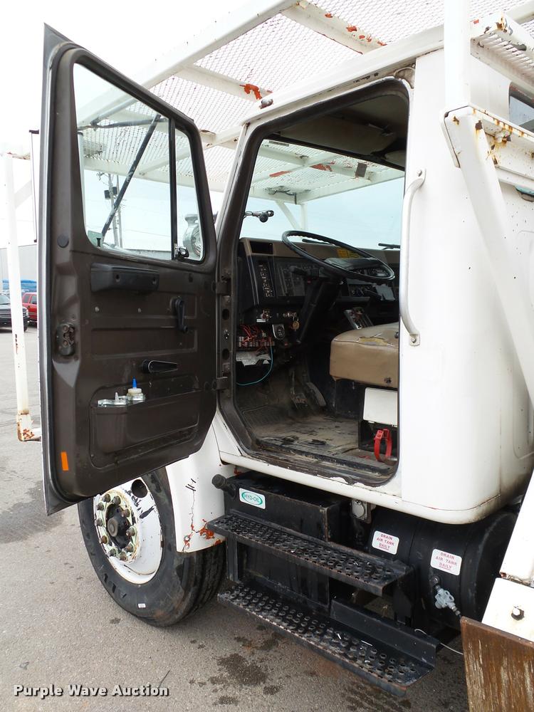 image for item DB4626 1993 International 4900 bucket truck