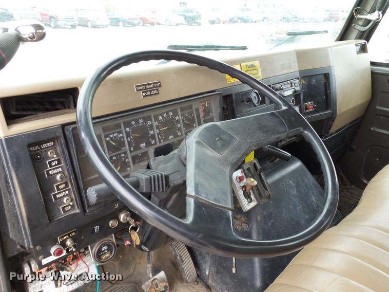 image for item DB4626 1993 International 4900 bucket truck