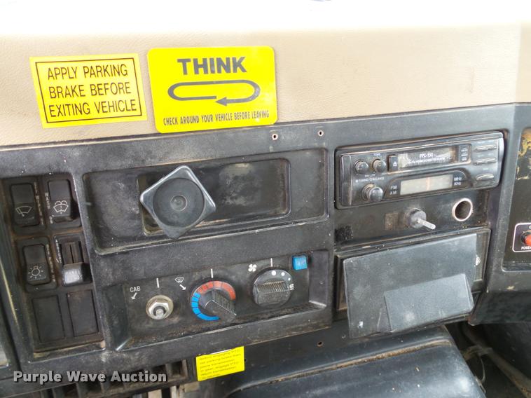 image for item DB4626 1993 International 4900 bucket truck