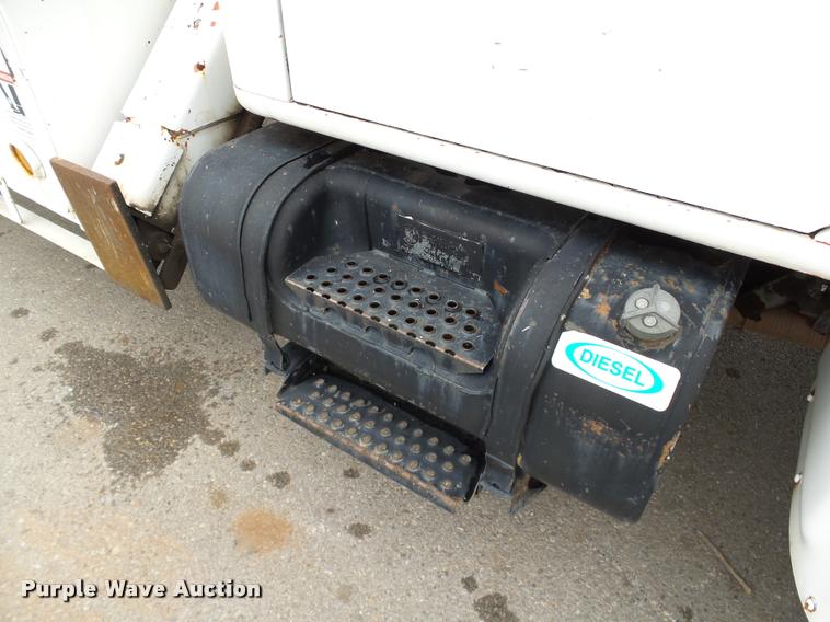 image for item DB4626 1993 International 4900 bucket truck