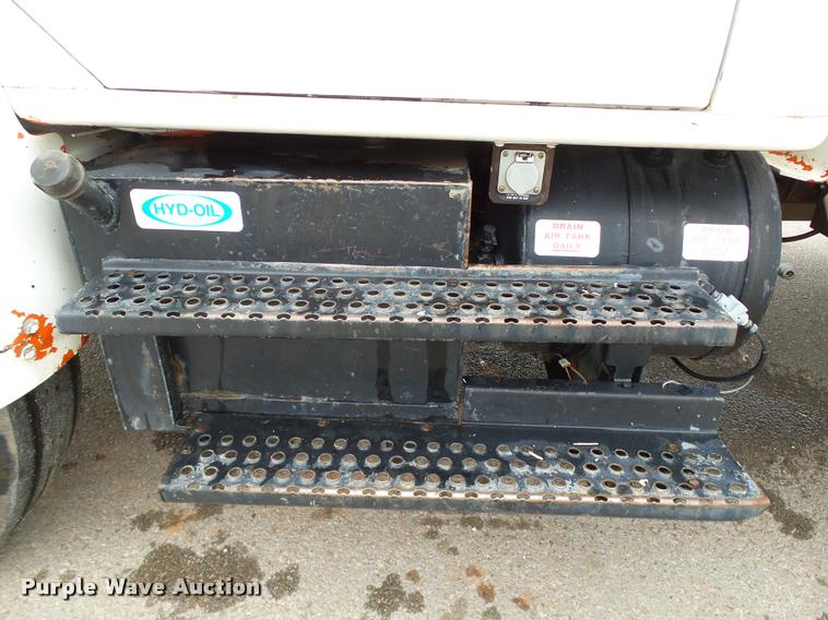 image for item DB4626 1993 International 4900 bucket truck