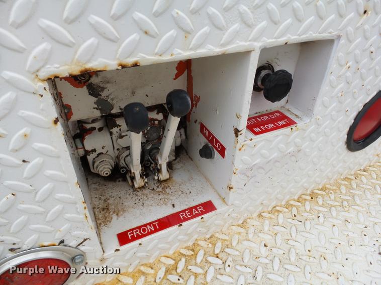 image for item DB4626 1993 International 4900 bucket truck