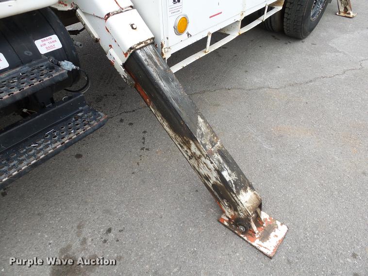 image for item DB4626 1993 International 4900 bucket truck