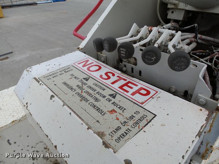 image for item DB4626 1993 International 4900 bucket truck