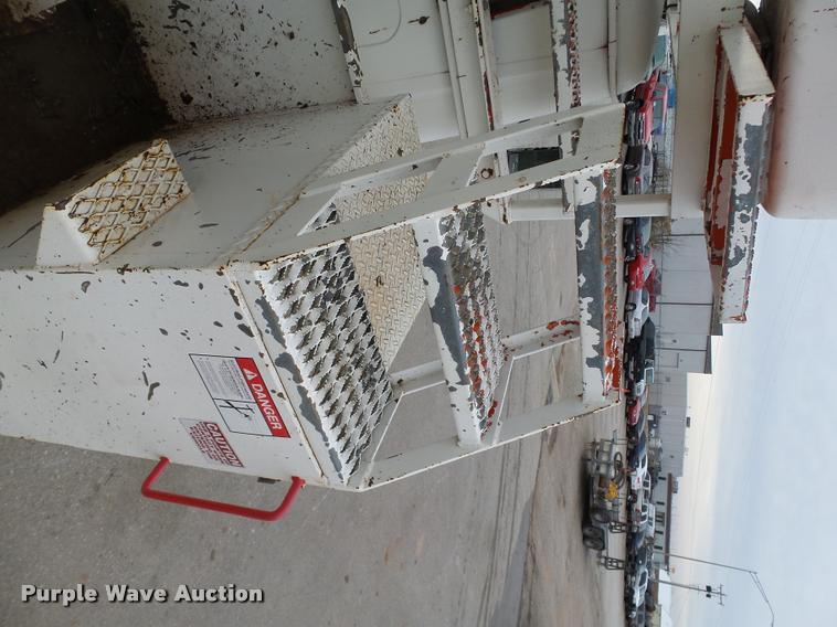 image for item DB4626 1993 International 4900 bucket truck