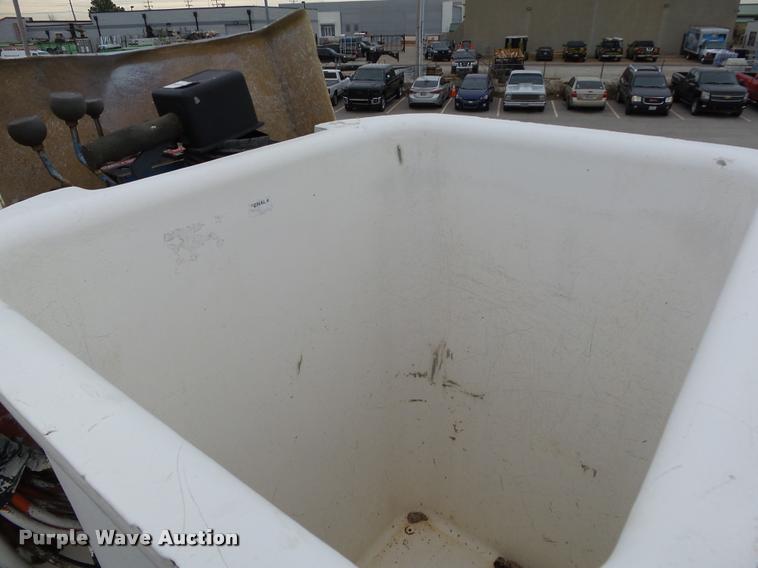 image for item DB4626 1993 International 4900 bucket truck