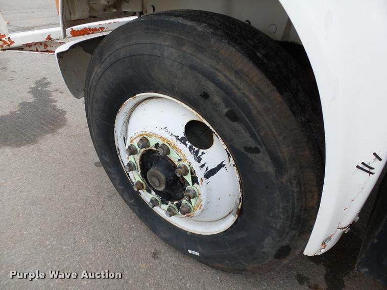 image for item DB4626 1993 International 4900 bucket truck