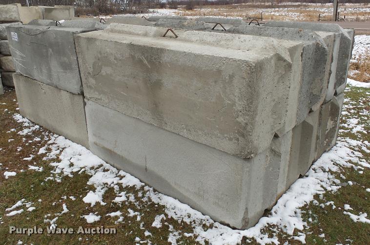 image for item J5458 (12) concrete blocks