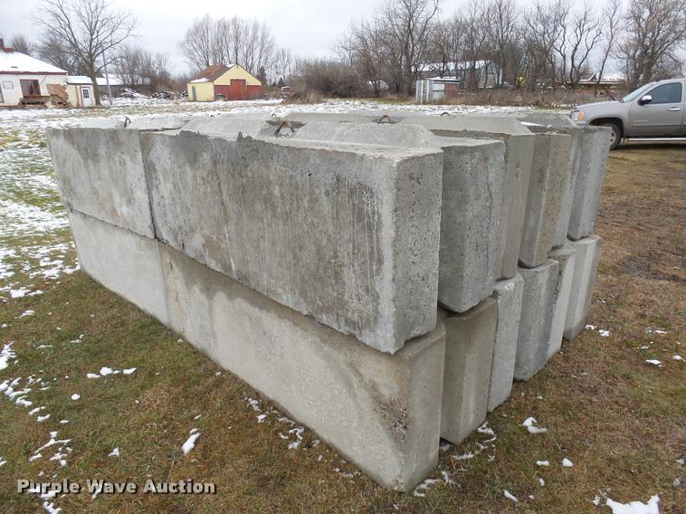 image for item J5458 (12) concrete blocks