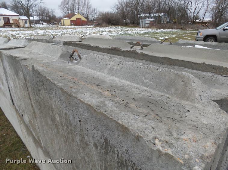 image for item J5458 (12) concrete blocks
