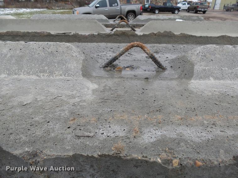 image for item J5458 (12) concrete blocks