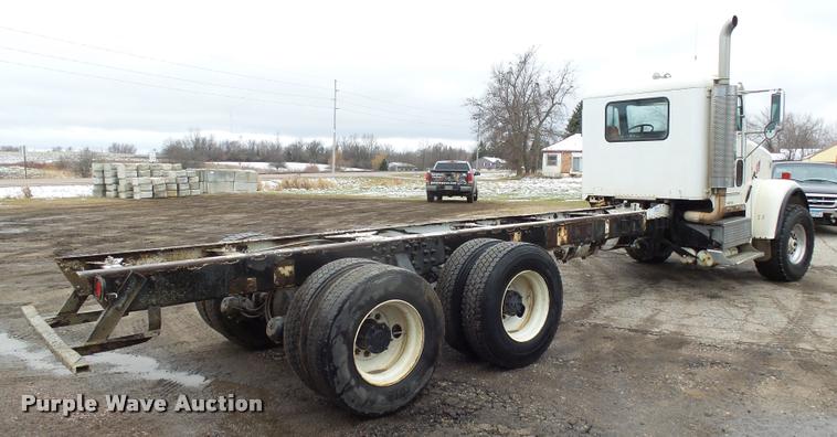 image for item J5460 1997 Freightliner FLD120SD flatbed truck