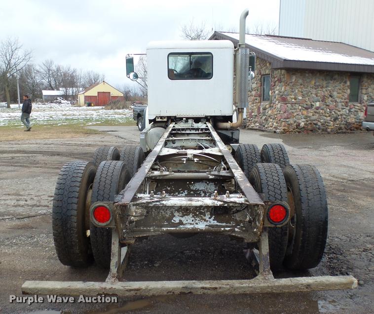 image for item J5460 1997 Freightliner FLD120SD flatbed truck
