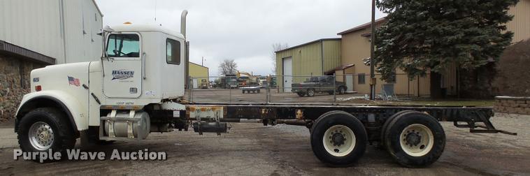 image for item J5460 1997 Freightliner FLD120SD flatbed truck