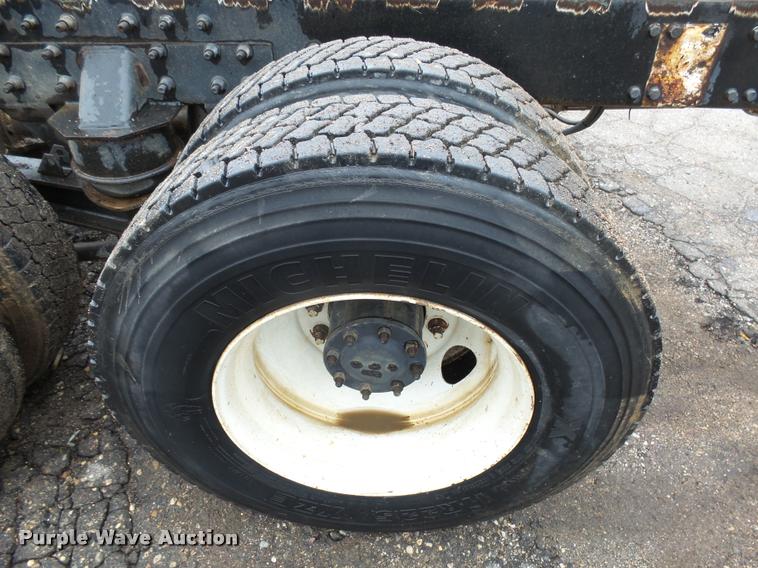 image for item J5460 1997 Freightliner FLD120SD flatbed truck