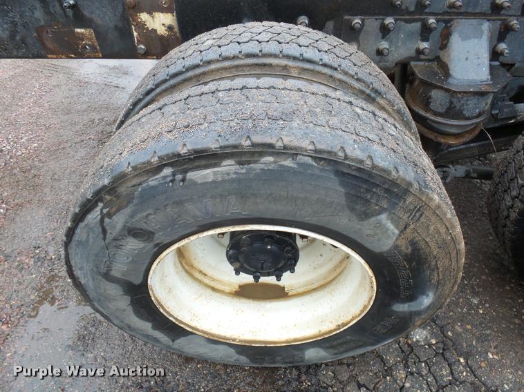 image for item J5460 1997 Freightliner FLD120SD flatbed truck