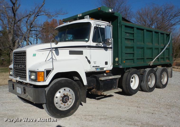 image for item J8675 2001 Mack CH613 dump truck