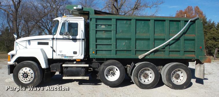 image for item J8675 2001 Mack CH613 dump truck