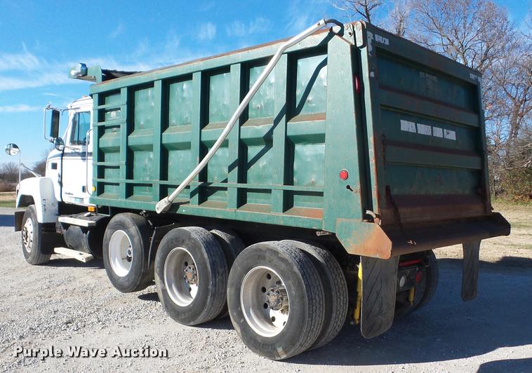 image for item J8675 2001 Mack CH613 dump truck