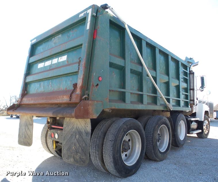 image for item J8675 2001 Mack CH613 dump truck