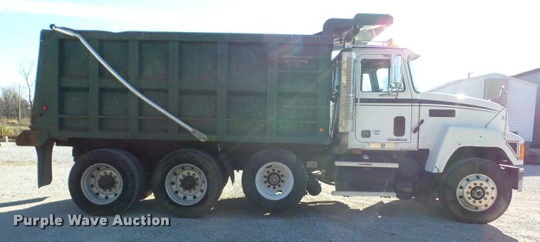 image for item J8675 2001 Mack CH613 dump truck