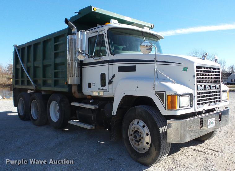 image for item J8675 2001 Mack CH613 dump truck