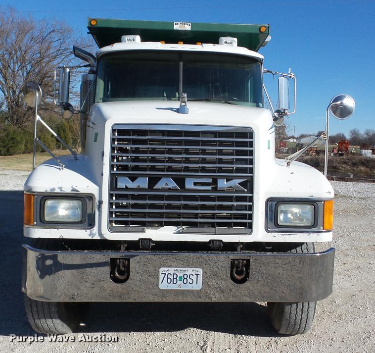 image for item J8675 2001 Mack CH613 dump truck