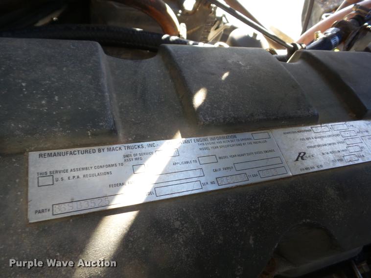 image for item J8675 2001 Mack CH613 dump truck