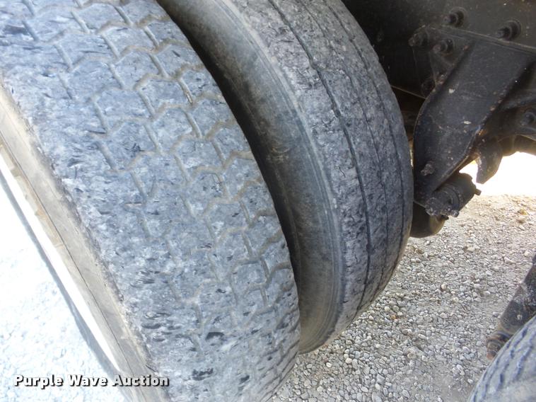 image for item J8675 2001 Mack CH613 dump truck