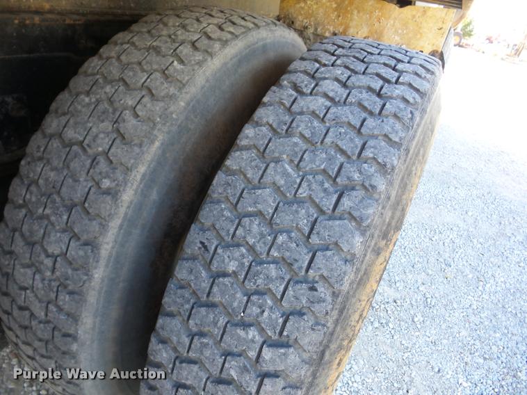 image for item J8675 2001 Mack CH613 dump truck