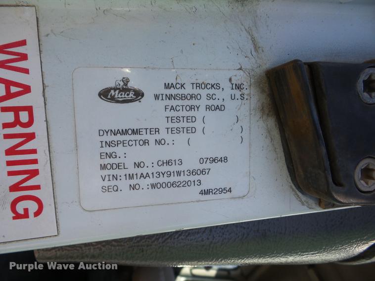 image for item J8675 2001 Mack CH613 dump truck