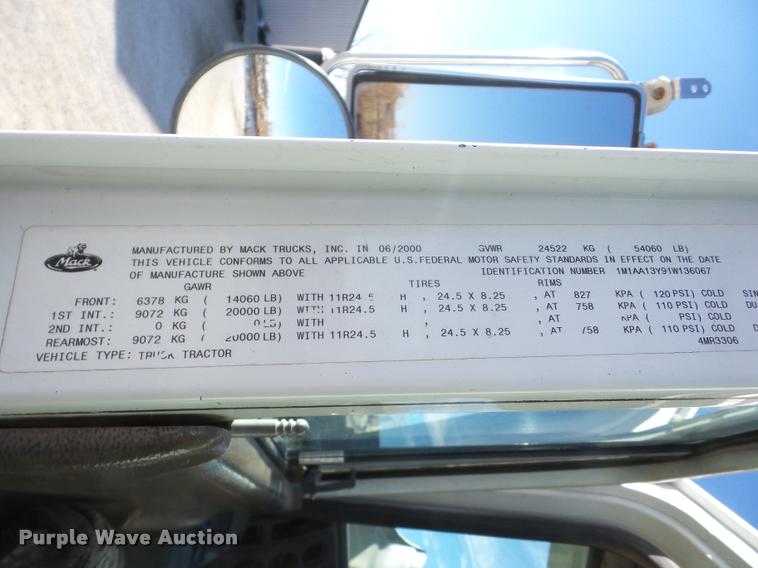 image for item J8675 2001 Mack CH613 dump truck