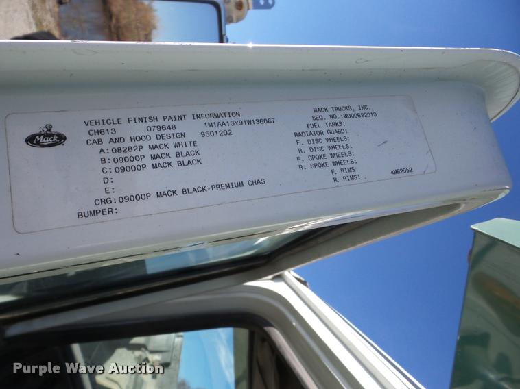 image for item J8675 2001 Mack CH613 dump truck