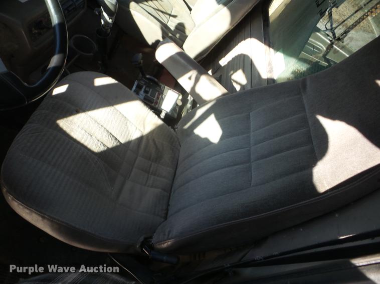 image for item J8675 2001 Mack CH613 dump truck