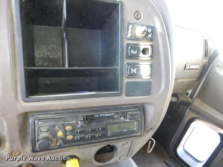 image for item J8675 2001 Mack CH613 dump truck