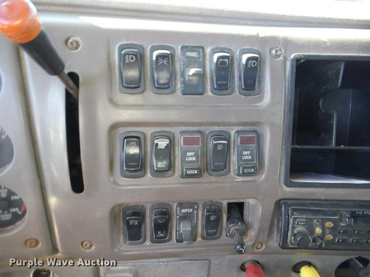 image for item J8675 2001 Mack CH613 dump truck