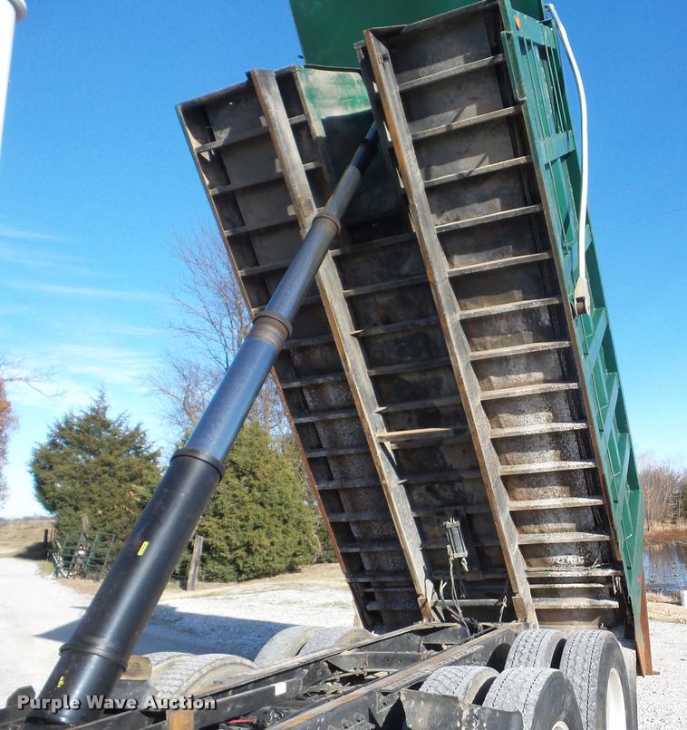 image for item J8675 2001 Mack CH613 dump truck