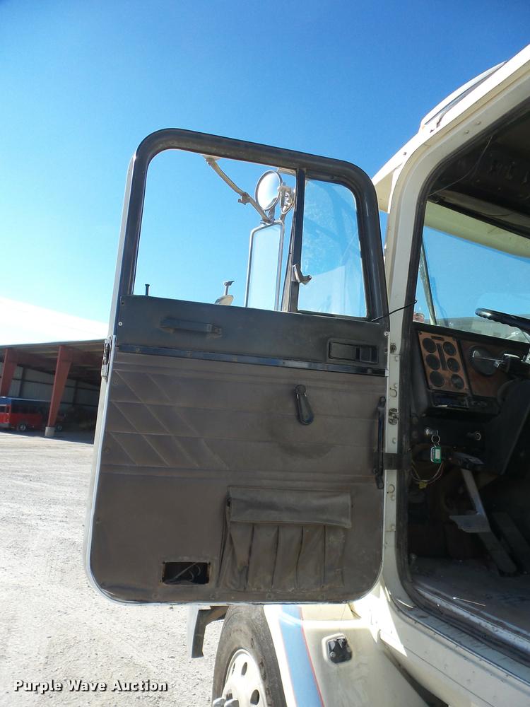 image for item J8676 1995 International 9200 dump truck