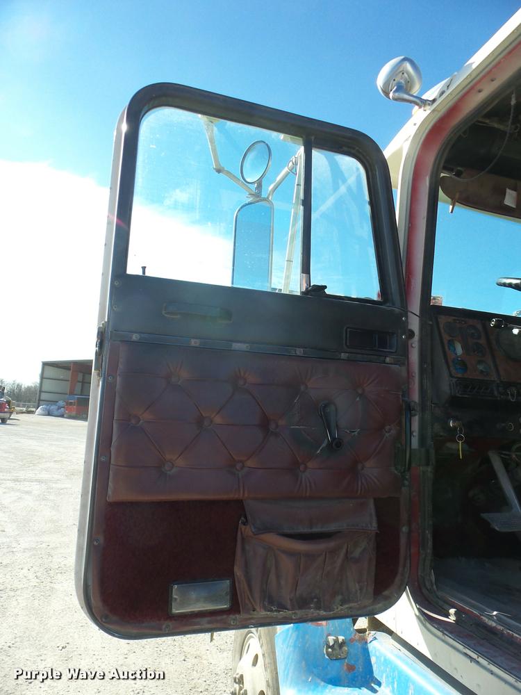 image for item J8677 1993 International 9400 dump truck