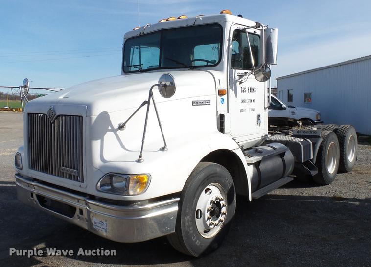 image for item K3420 2000 International 4900 semi truck